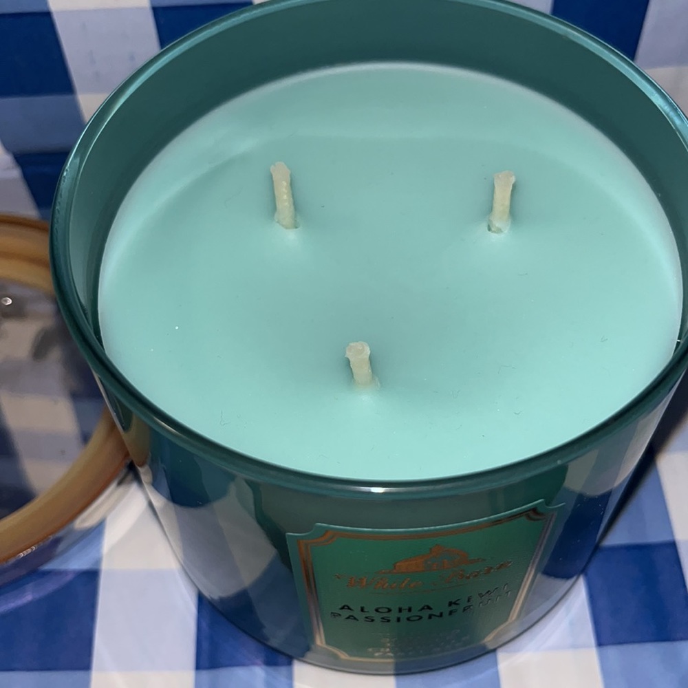 Aloha kiwi passionfruit 3 wick candle brand new - Picture 2 of 3